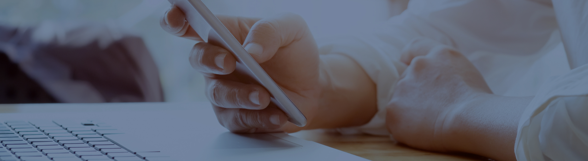 الاتصال بنا